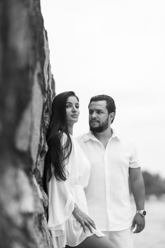 O casal abraçado, retrato em preto e branco